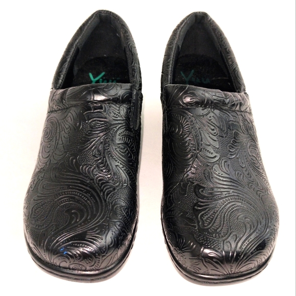 NWOT Yuü 'Bethanee' Black Tooled Faux Leather Clogs Sz. 6 - Picture 3 of 11